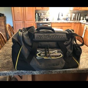 Skidoo Carry Bag. Large enough for suits, boots, gloves. Handy shoulder strap.
